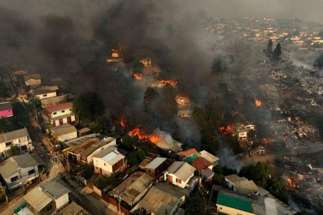 Casas en llamas en las colinas de Viña del Mar, una de las poblaciones más afectadas. 