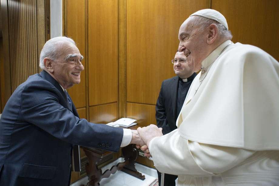 El papa Francisco (derecha) y el director estadounidense Martin Scorsese (izquierda) estrechándose la mano en la Ciudad del Vaticano, el 31 de enero de 2024.
