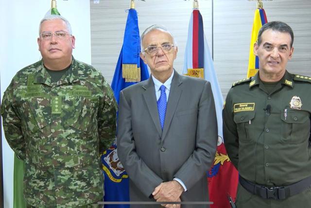 En el centro, el ministro de Defensa, Iván Velásquez.